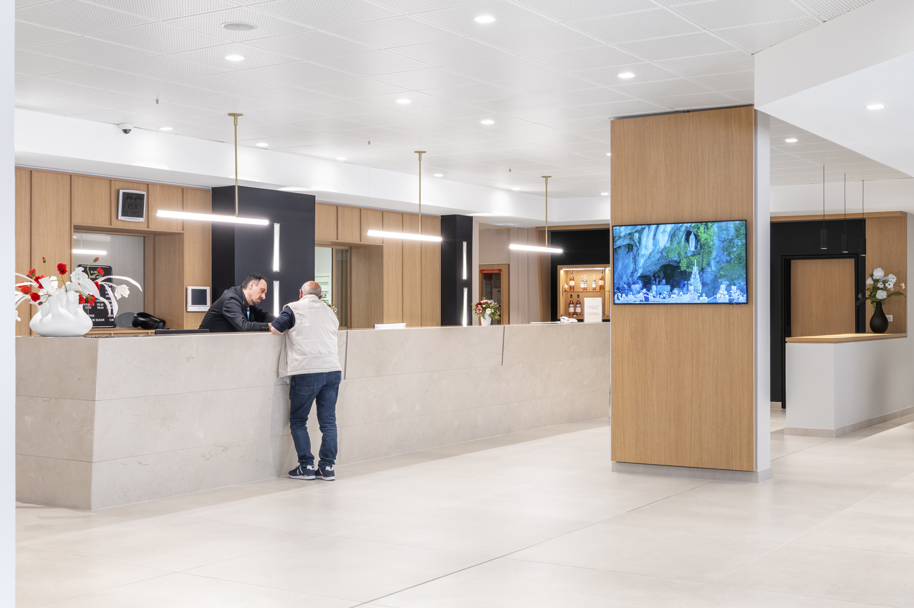 Intérieur moderne et chic de l'Hôtel Eliseo à Lourdes, France, après la rénovation avec Unilin Panels